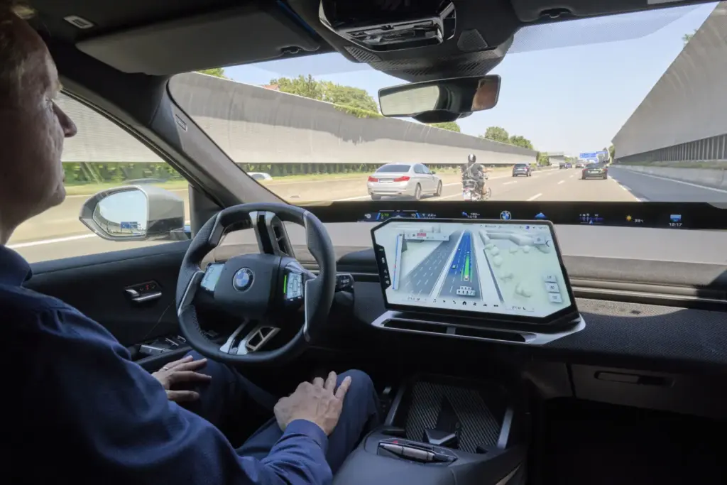 Navegación y asistencia al conductor con vista 3D: así es el nuevo navegador BMW Maps 7 Motor16 P90652801 highRes bmw maps with driver Motor16