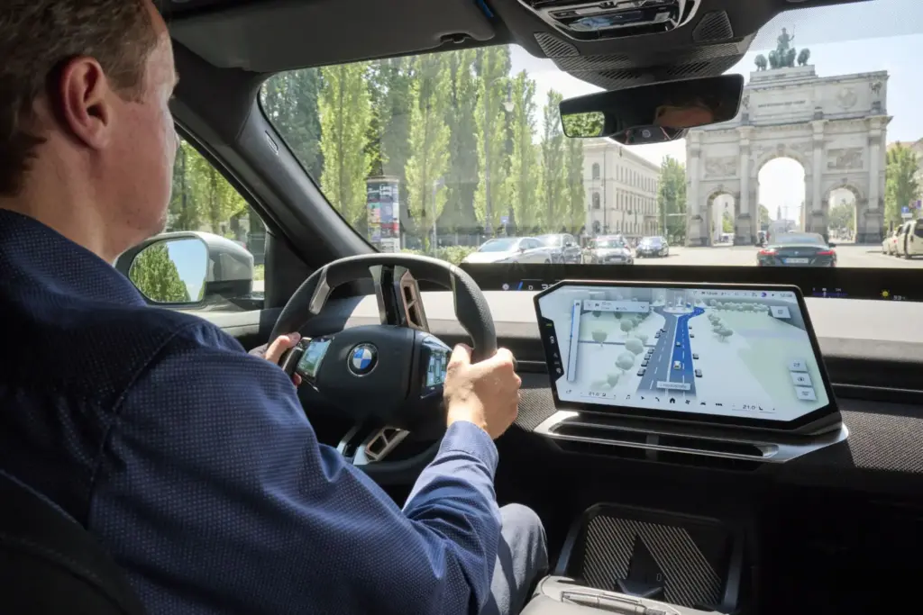 Navegación y asistencia al conductor con vista 3D: así es el nuevo navegador BMW Maps 9 Motor16 P90652804 highRes bmw maps with driver 1 Motor16
