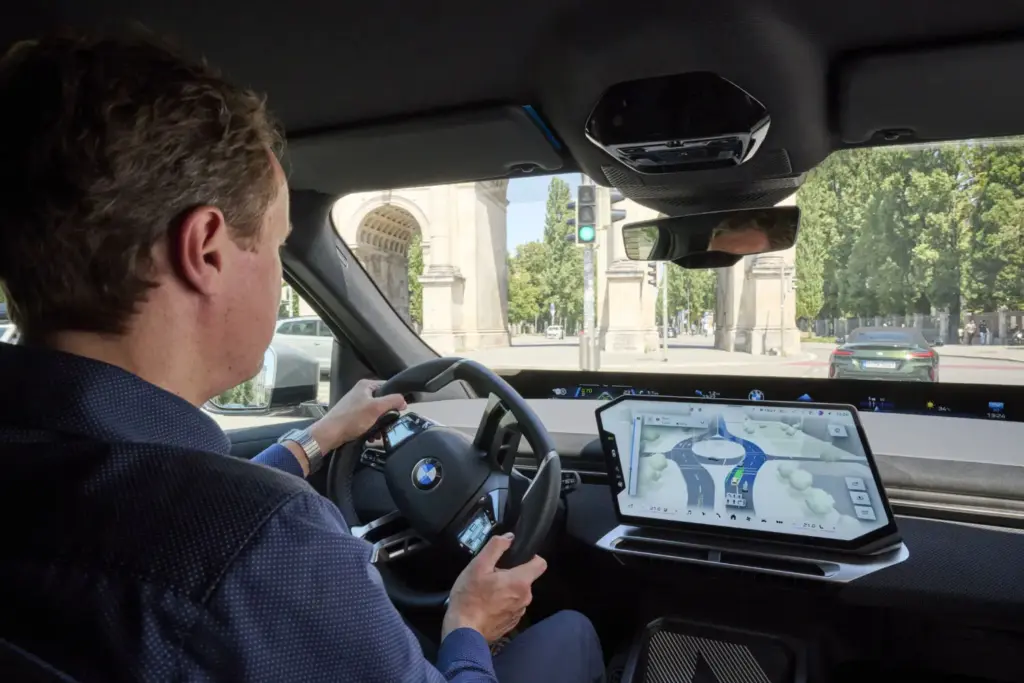 Navegación y asistencia al conductor con vista 3D: así es el nuevo navegador BMW Maps 12 Motor16 P90652810 highRes bmw maps with driver Motor16
