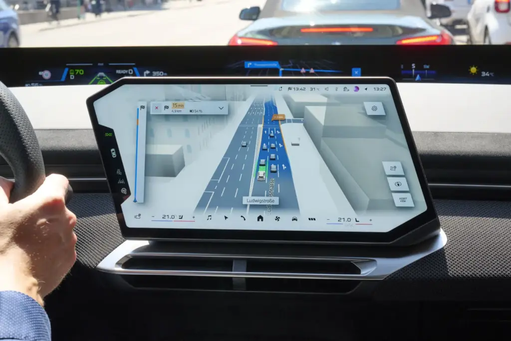 Navegación y asistencia al conductor con vista 3D: así es el nuevo navegador BMW Maps 1 Motor16 bmw-maps-with-driver