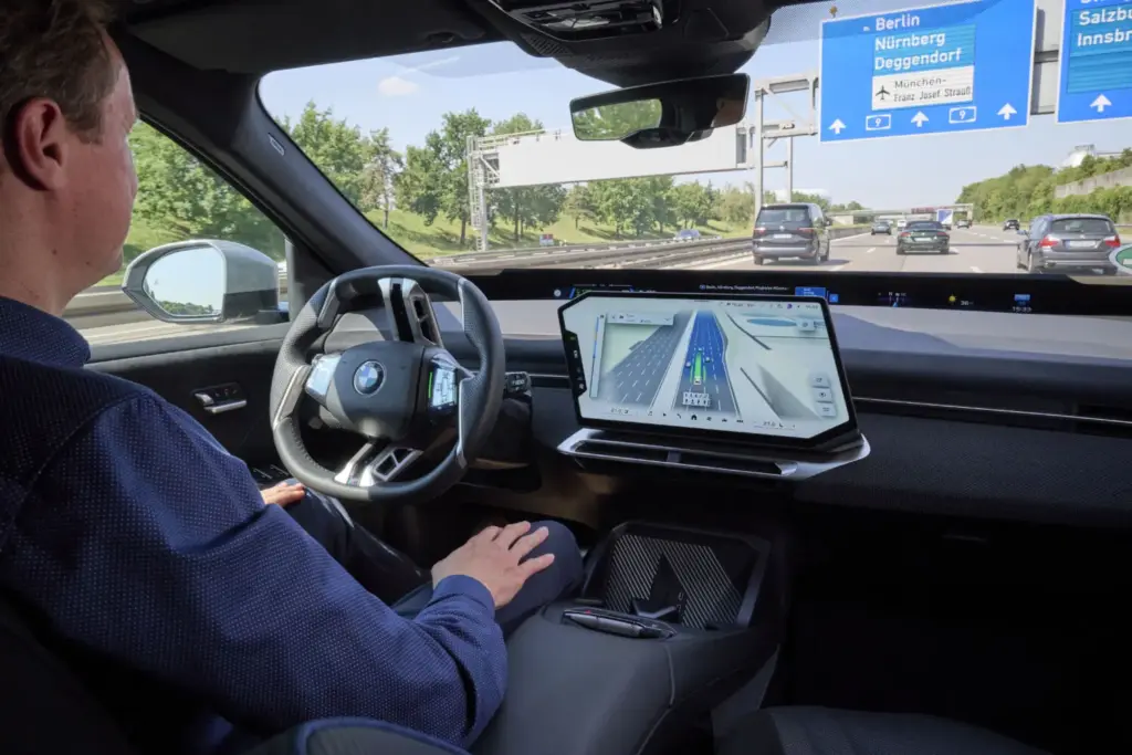 Navegación y asistencia al conductor con vista 3D: así es el nuevo navegador BMW Maps 2 Motor16 P90652819 highRes bmw maps with driver Motor16