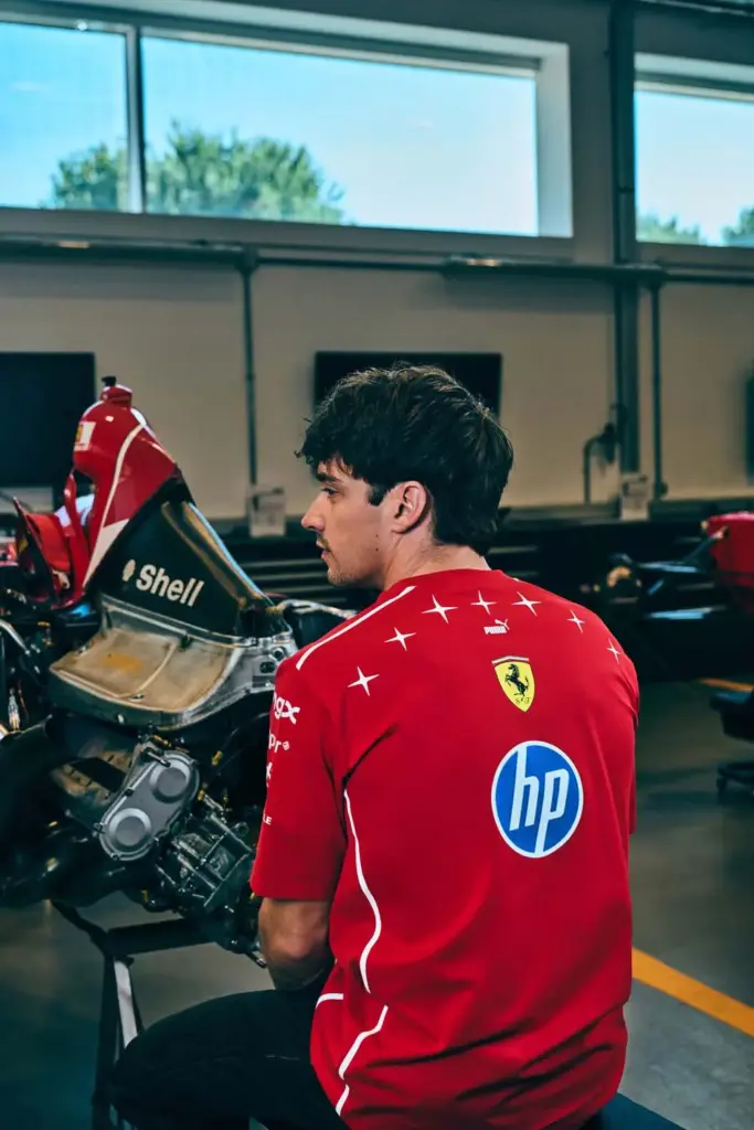 PUMA y Ferrari resucitan el rojo de 1996: la colección Monza rinde homenaje al primer año de Schumacher en la Scuderia 3 Motor16 Lewis Hamilton y Charles Leclerc, PUMA, Ferrari