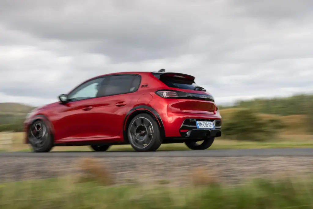 Primera prueba del Peugeot E-208 GTi: Lo mejor, para el final 9 Motor16 Peugeot E 208 GTi Elixir Red primera prueba 10 Motor16