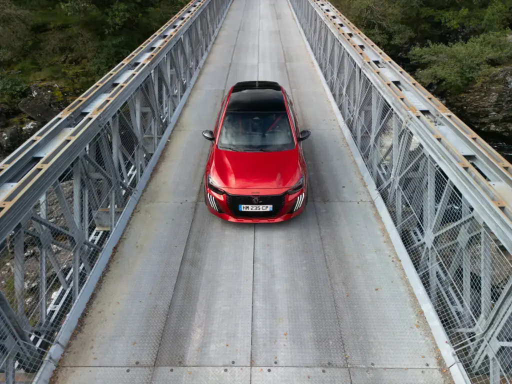 Primera prueba del Peugeot E-208 GTi: Lo mejor, para el final 97 Motor16 Peugeot E 208 GTi Elixir Red primera prueba 102 Motor16