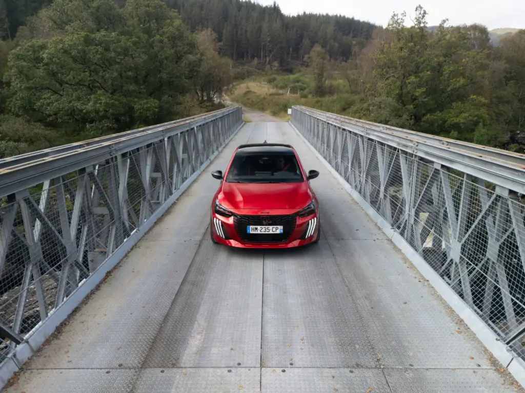 Primera prueba del Peugeot E-208 GTi: Lo mejor, para el final 98 Motor16 Peugeot E 208 GTi Elixir Red primera prueba 103 Motor16