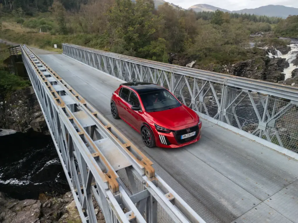 Primera prueba del Peugeot E-208 GTi: Lo mejor, para el final 99 Motor16 Peugeot E 208 GTi Elixir Red primera prueba 104 Motor16