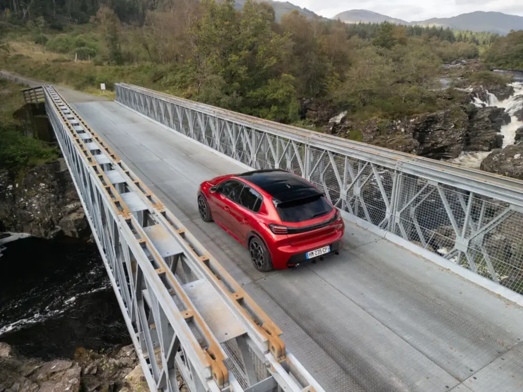 Primera prueba del Peugeot E-208 GTi: Lo mejor, para el final 100 Motor16 Peugeot E 208 GTi Elixir Red primera prueba 105 Motor16