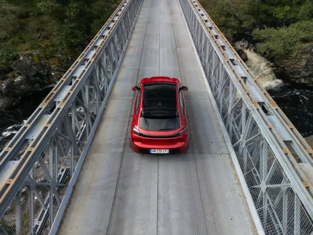 Primera prueba del Peugeot E-208 GTi: Lo mejor, para el final 101 Motor16 Peugeot E 208 GTi Elixir Red primera prueba 106 Motor16