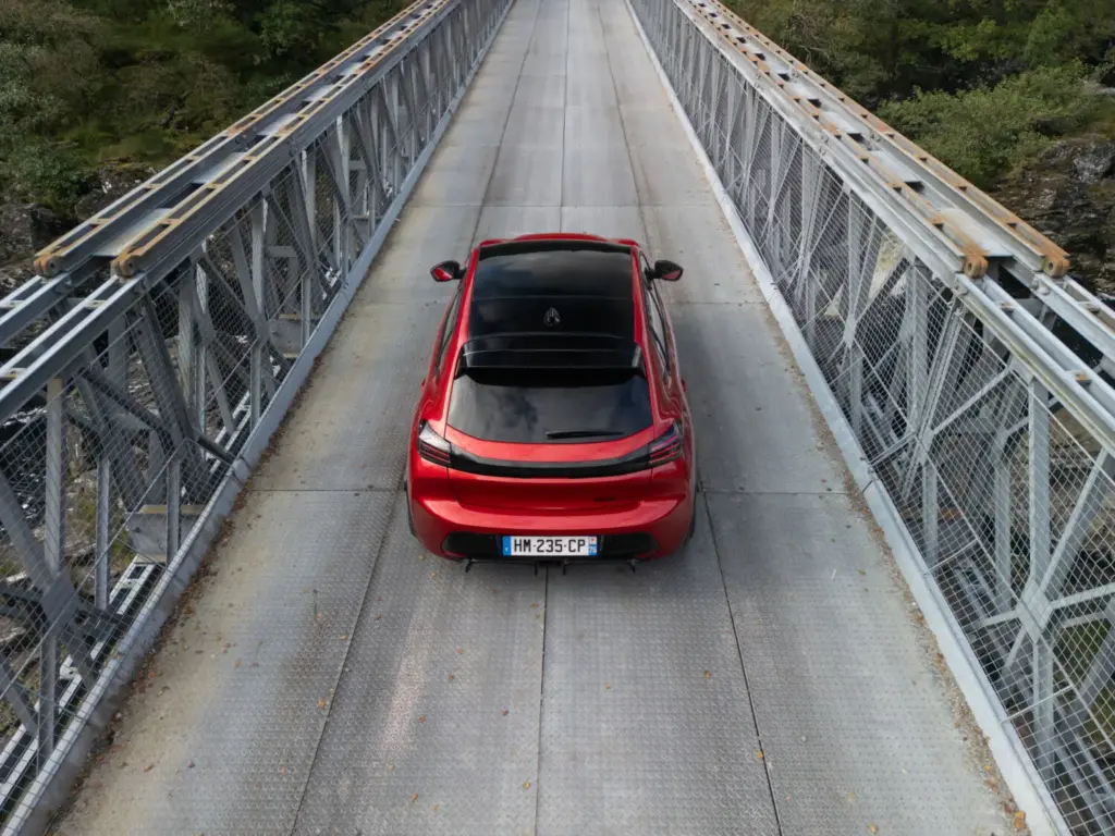 Primera prueba del Peugeot E-208 GTi: Lo mejor, para el final 102 Motor16 Peugeot E 208 GTi Elixir Red primera prueba 107 Motor16