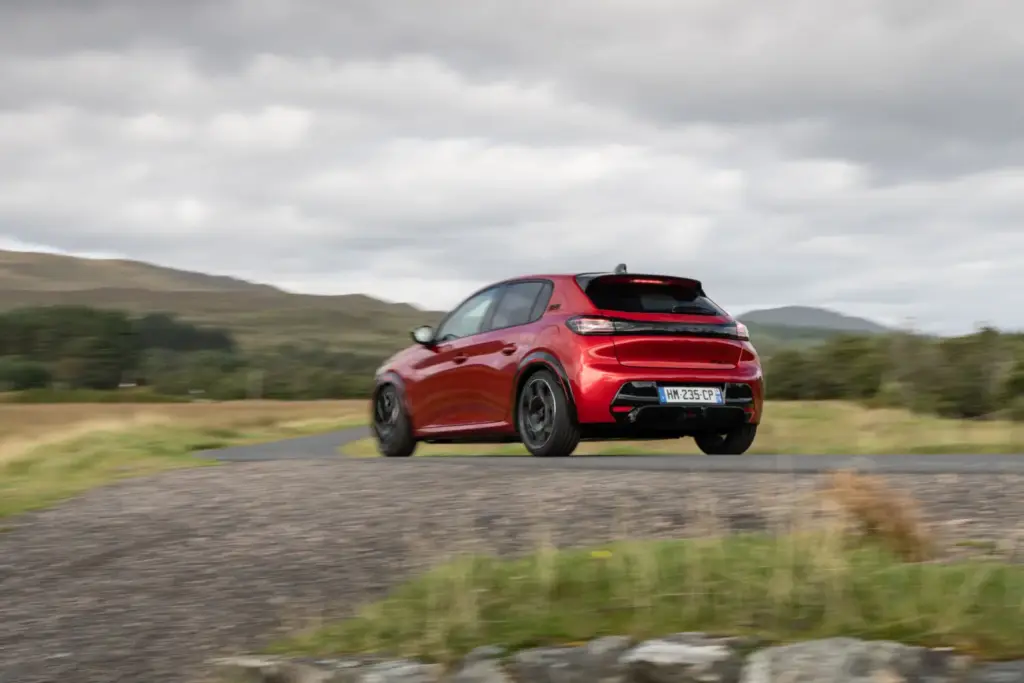 Primera prueba del Peugeot E-208 GTi: Lo mejor, para el final 10 Motor16 Peugeot E 208 GTi Elixir Red primera prueba 14 Motor16