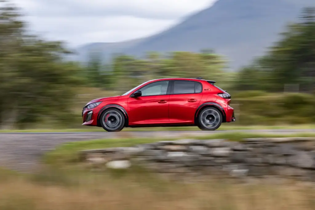 Primera prueba del Peugeot E-208 GTi: Lo mejor, para el final 11 Motor16 Peugeot E 208 GTi Elixir Red primera prueba 15 Motor16