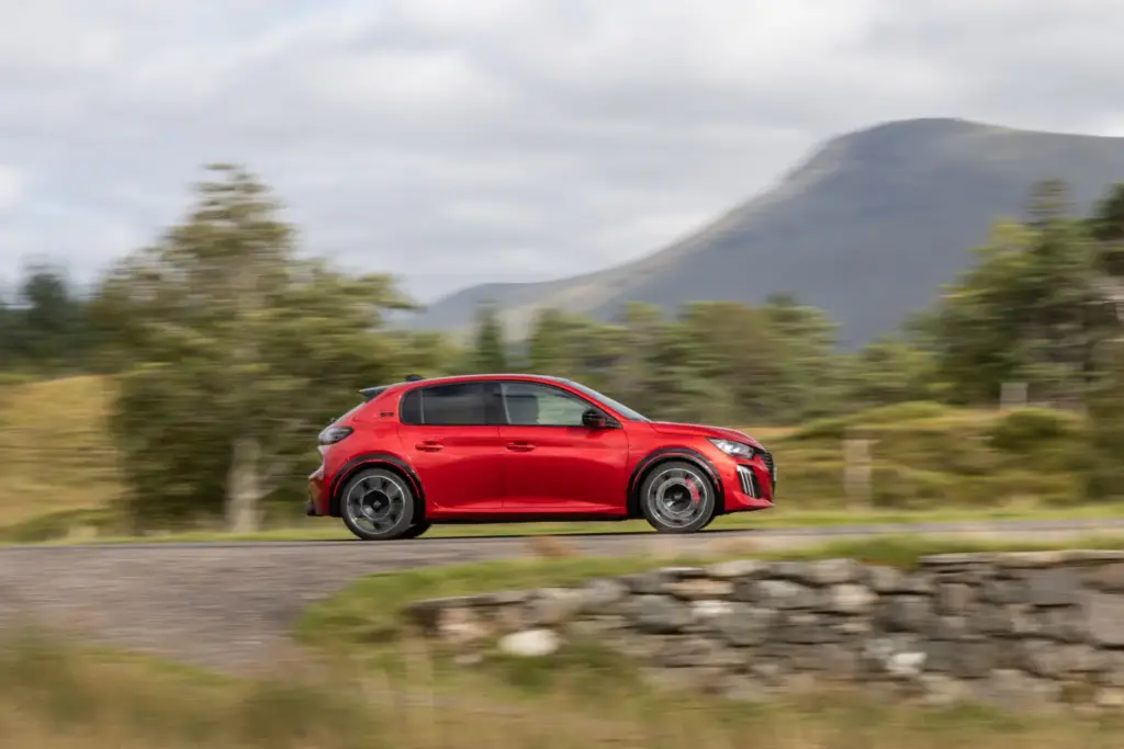 Primera prueba del Peugeot E-208 GTi: Lo mejor, para el final 1 Motor16 Peugeot E-208 GTi Elixir Red primera prueba (16)