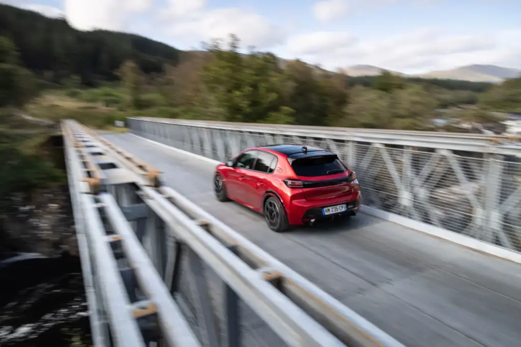 Primera prueba del Peugeot E-208 GTi: Lo mejor, para el final 13 Motor16 Peugeot E 208 GTi Elixir Red primera prueba 18 Motor16