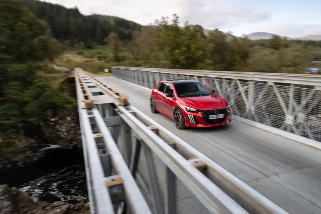Primera prueba del Peugeot E-208 GTi: Lo mejor, para el final 14 Motor16 Peugeot E 208 GTi Elixir Red primera prueba 19 Motor16