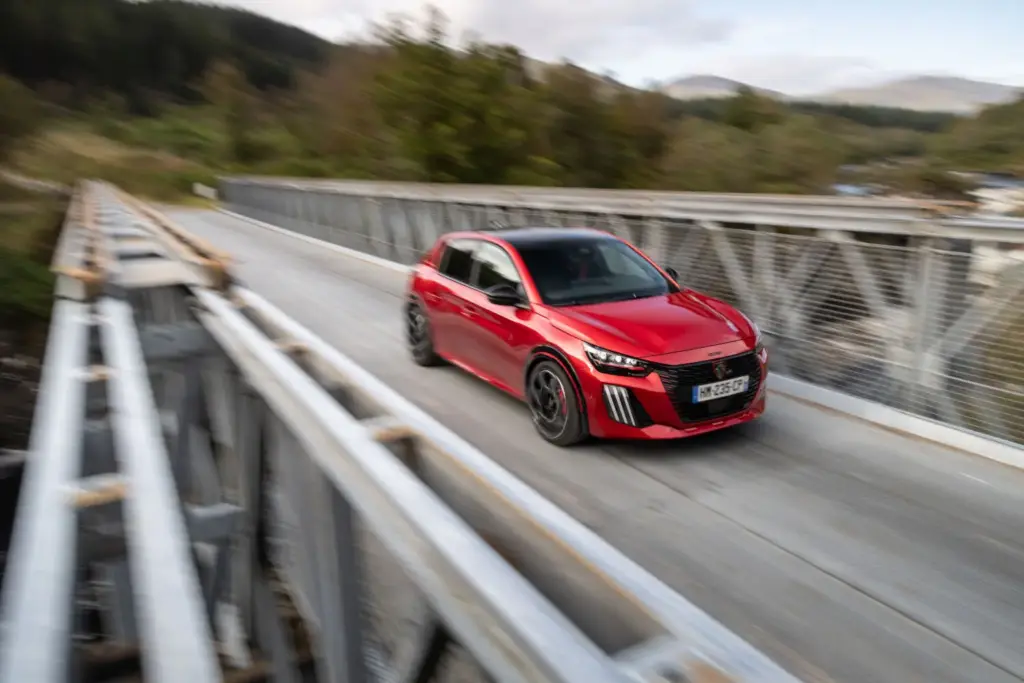 Primera prueba del Peugeot E-208 GTi: Lo mejor, para el final 15 Motor16 Peugeot E 208 GTi Elixir Red primera prueba 20 Motor16