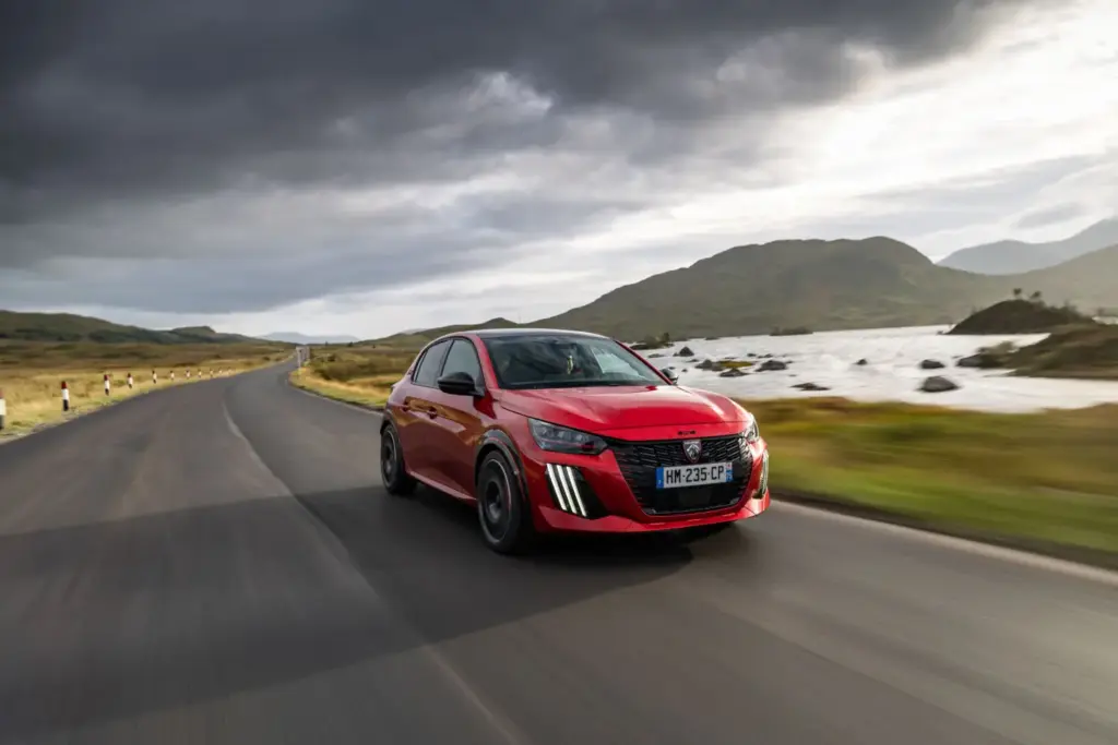 Primera prueba del Peugeot E-208 GTi: Lo mejor, para el final 16 Motor16 Peugeot E 208 GTi Elixir Red primera prueba 21 Motor16