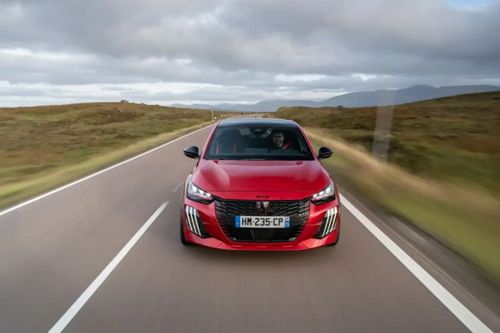 Primera prueba del Peugeot E-208 GTi: Lo mejor, para el final 19 Motor16 Peugeot E 208 GTi Elixir Red primera prueba 24 Motor16