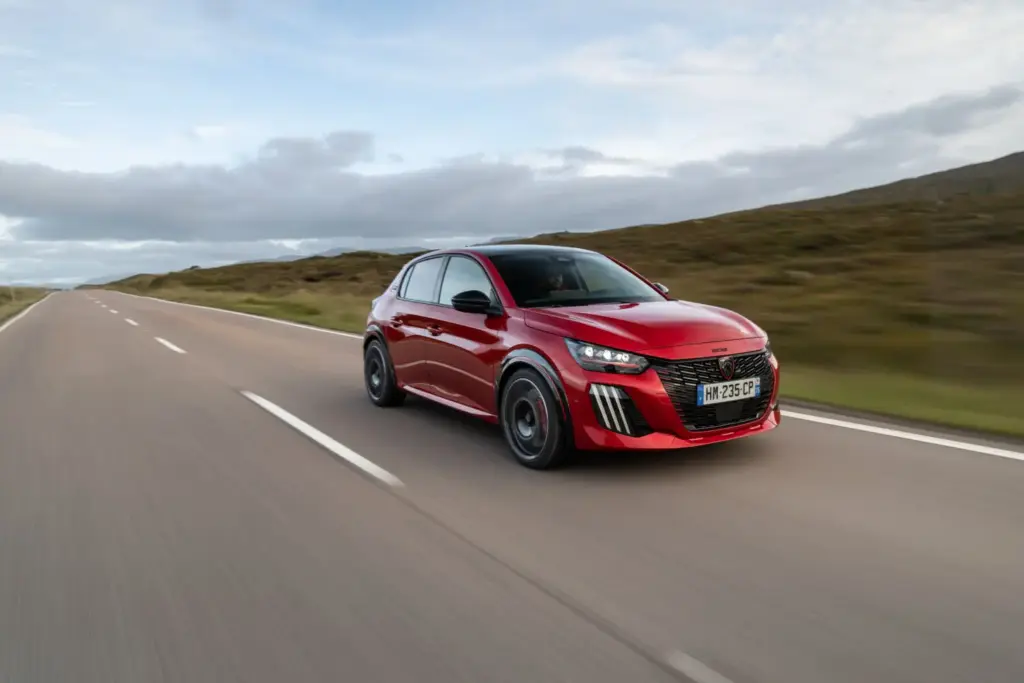 Primera prueba del Peugeot E-208 GTi: Lo mejor, para el final 20 Motor16 Peugeot E 208 GTi Elixir Red primera prueba 25 Motor16