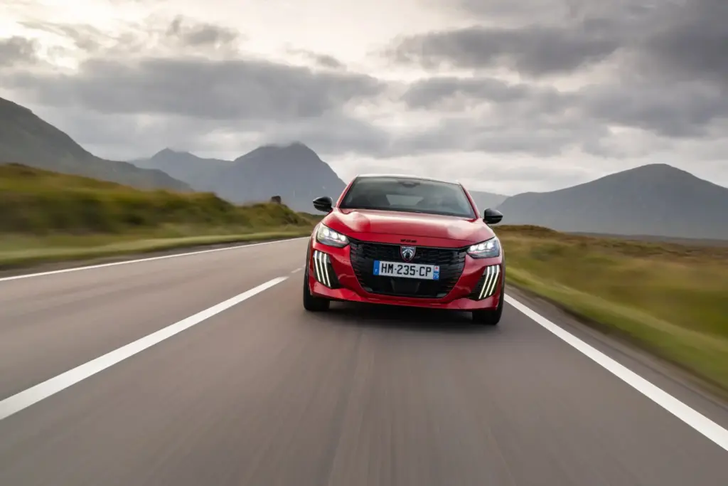 Primera prueba del Peugeot E-208 GTi: Lo mejor, para el final 22 Motor16 Peugeot E 208 GTi Elixir Red primera prueba 27 Motor16
