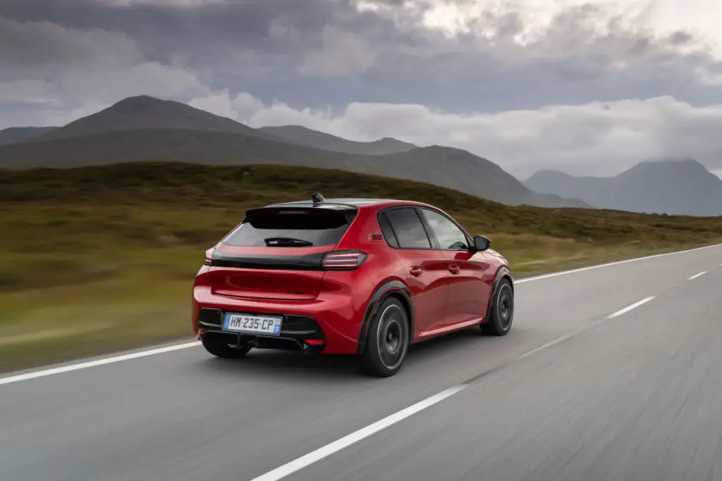 Primera prueba del Peugeot E-208 GTi: Lo mejor, para el final 26 Motor16 Peugeot E 208 GTi Elixir Red primera prueba 31 Motor16