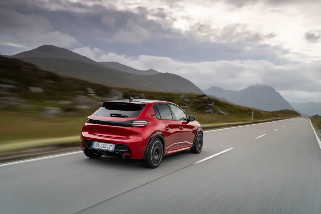 Primera prueba del Peugeot E-208 GTi: Lo mejor, para el final 27 Motor16 Peugeot E 208 GTi Elixir Red primera prueba 32 Motor16