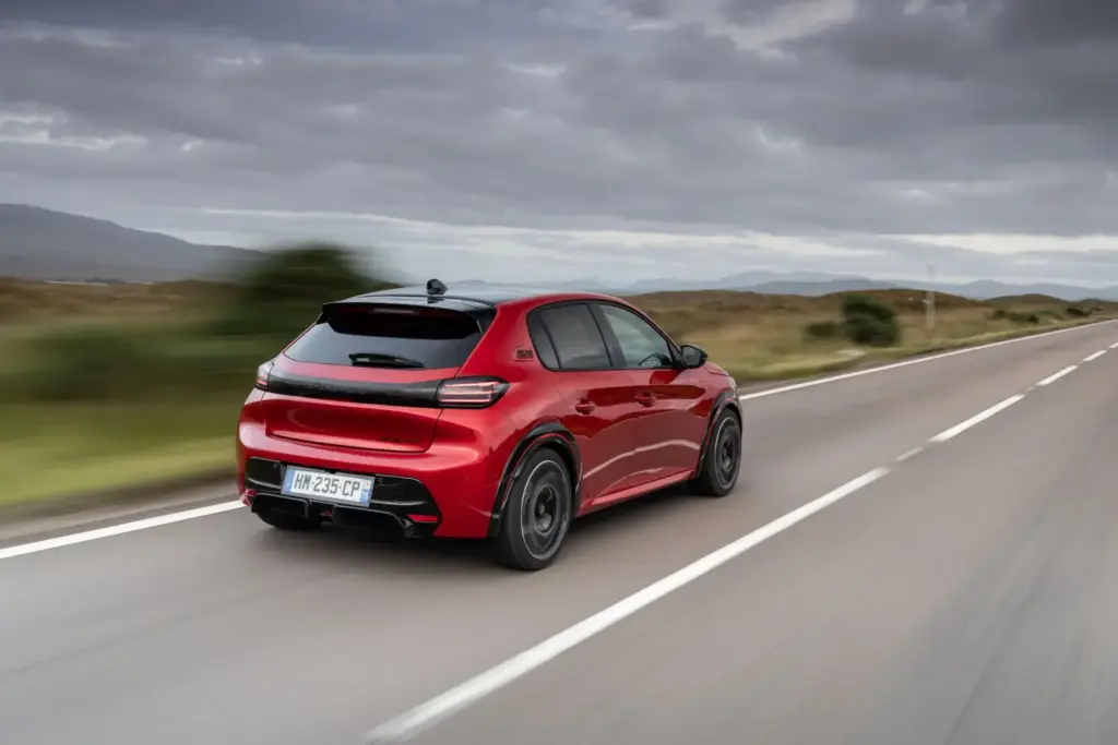 Primera prueba del Peugeot E-208 GTi: Lo mejor, para el final 30 Motor16 Peugeot E 208 GTi Elixir Red primera prueba 35 Motor16