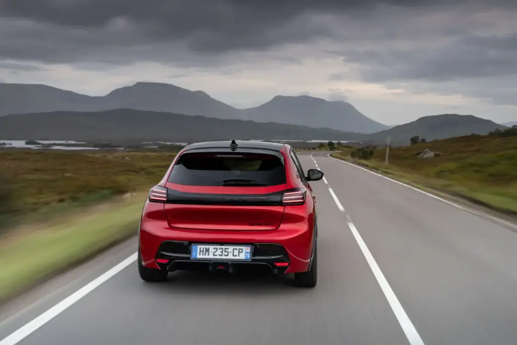 Primera prueba del Peugeot E-208 GTi: Lo mejor, para el final 31 Motor16 Peugeot E 208 GTi Elixir Red primera prueba 36 Motor16