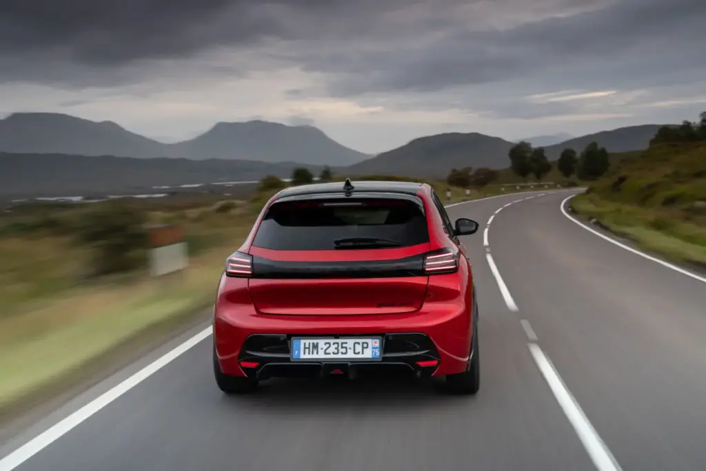 Primera prueba del Peugeot E-208 GTi: Lo mejor, para el final 32 Motor16 Peugeot E 208 GTi Elixir Red primera prueba 37 Motor16