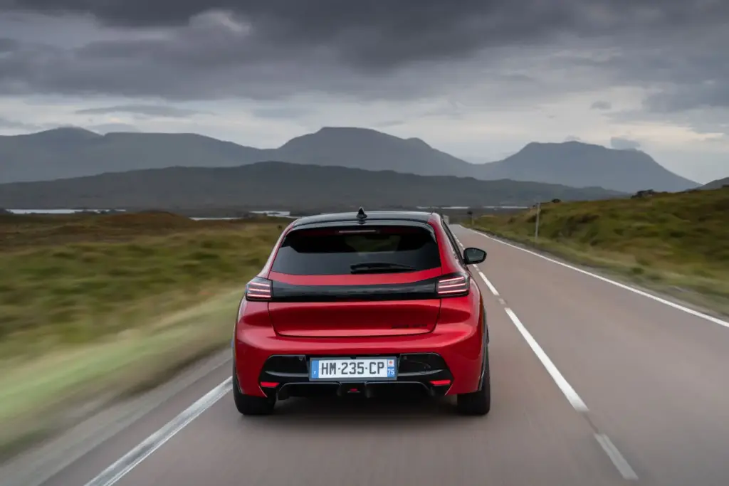 Primera prueba del Peugeot E-208 GTi: Lo mejor, para el final 33 Motor16 Peugeot E 208 GTi Elixir Red primera prueba 38 Motor16
