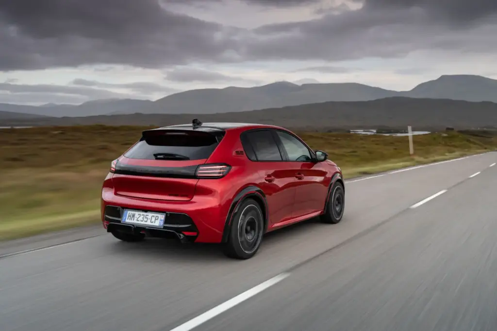 Primera prueba del Peugeot E-208 GTi: Lo mejor, para el final 34 Motor16 Peugeot E 208 GTi Elixir Red primera prueba 39 Motor16