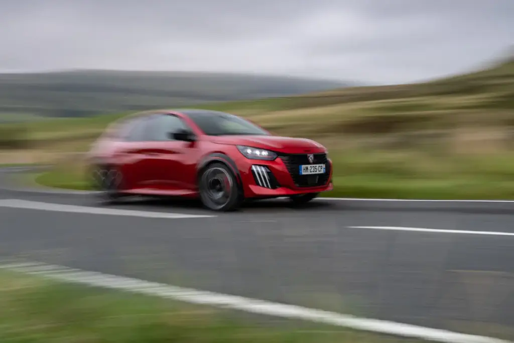 Primera prueba del Peugeot E-208 GTi: Lo mejor, para el final 38 Motor16 Peugeot E 208 GTi Elixir Red primera prueba 43 Motor16