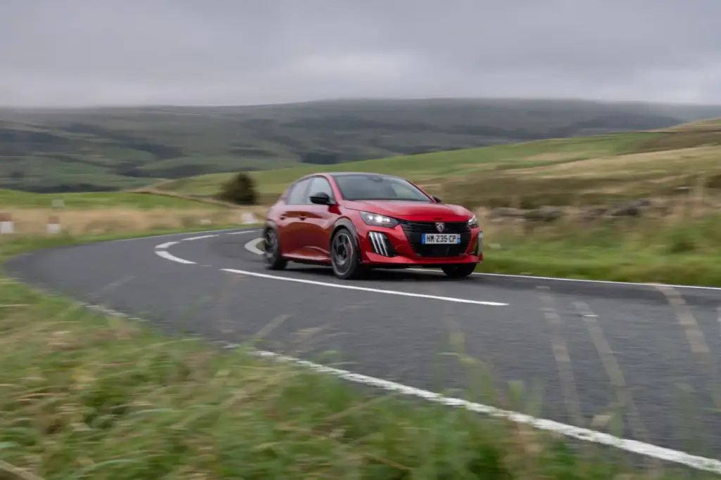 Primera prueba del Peugeot E-208 GTi: Lo mejor, para el final 39 Motor16 Peugeot E 208 GTi Elixir Red primera prueba 44 Motor16