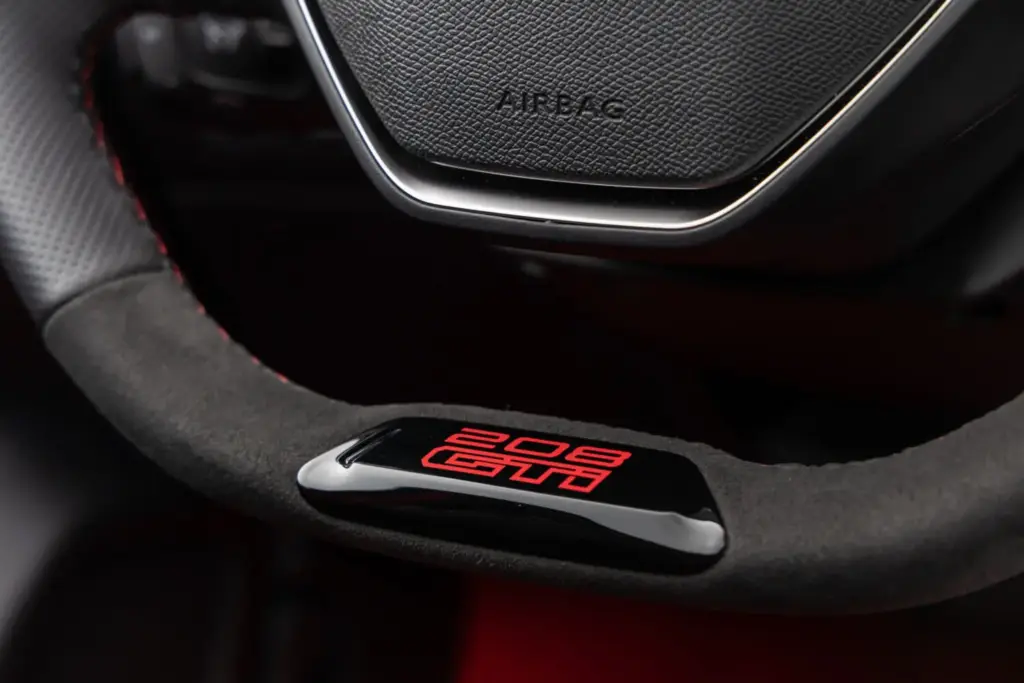 Primera prueba del Peugeot E-208 GTi: Lo mejor, para el final 46 Motor16 Peugeot E 208 GTi Elixir Red primera prueba 51 Motor16
