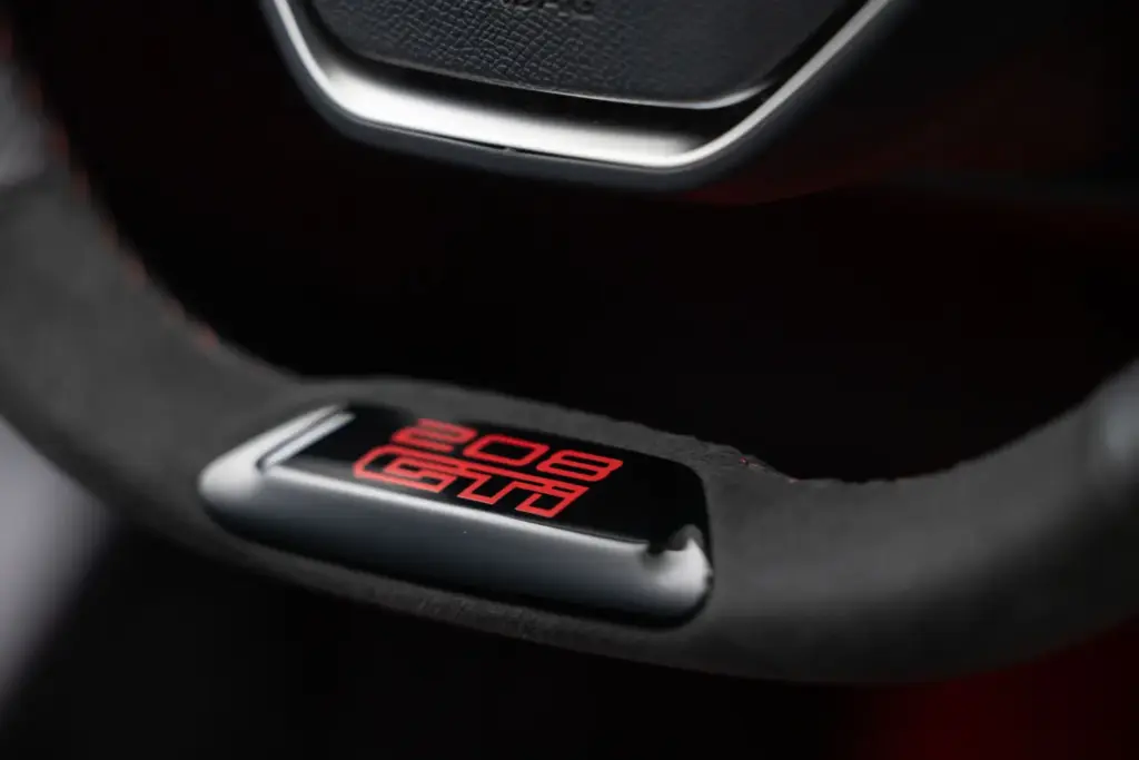 Primera prueba del Peugeot E-208 GTi: Lo mejor, para el final 48 Motor16 Peugeot E 208 GTi Elixir Red primera prueba 53 Motor16
