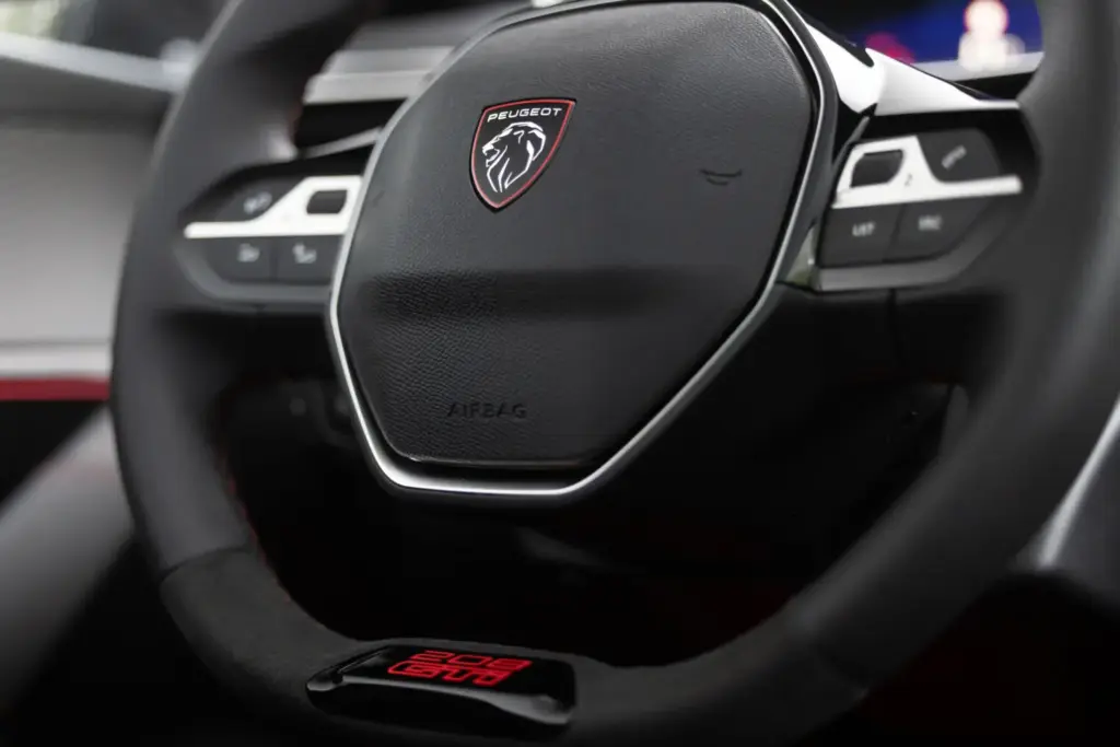 Primera prueba del Peugeot E-208 GTi: Lo mejor, para el final 49 Motor16 Peugeot E 208 GTi Elixir Red primera prueba 54 Motor16