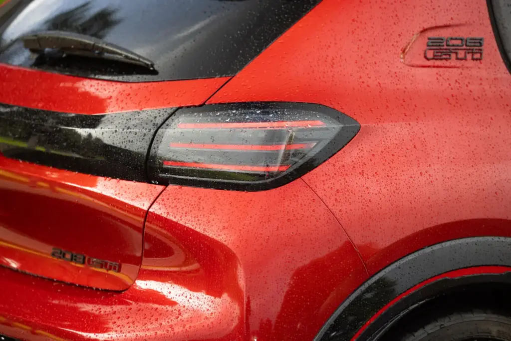 Primera prueba del Peugeot E-208 GTi: Lo mejor, para el final 69 Motor16 Peugeot E 208 GTi Elixir Red primera prueba 74 Motor16