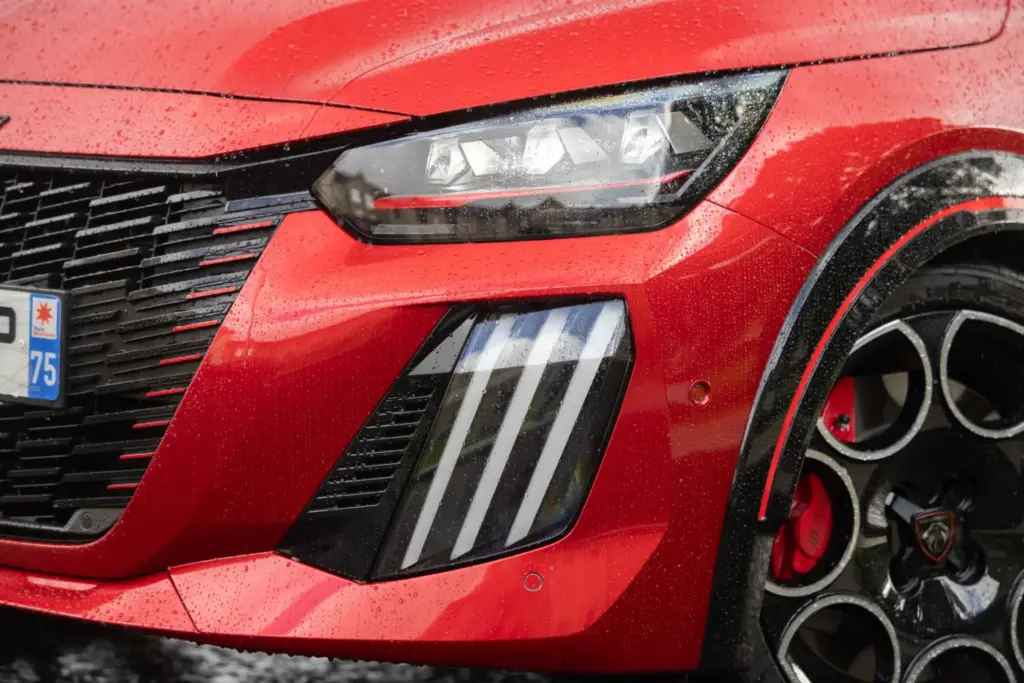 Primera prueba del Peugeot E-208 GTi: Lo mejor, para el final 72 Motor16 Peugeot E 208 GTi Elixir Red primera prueba 77 Motor16