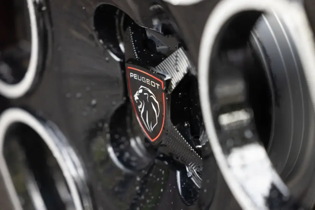 Primera prueba del Peugeot E-208 GTi: Lo mejor, para el final 73 Motor16 Peugeot E 208 GTi Elixir Red primera prueba 78 Motor16