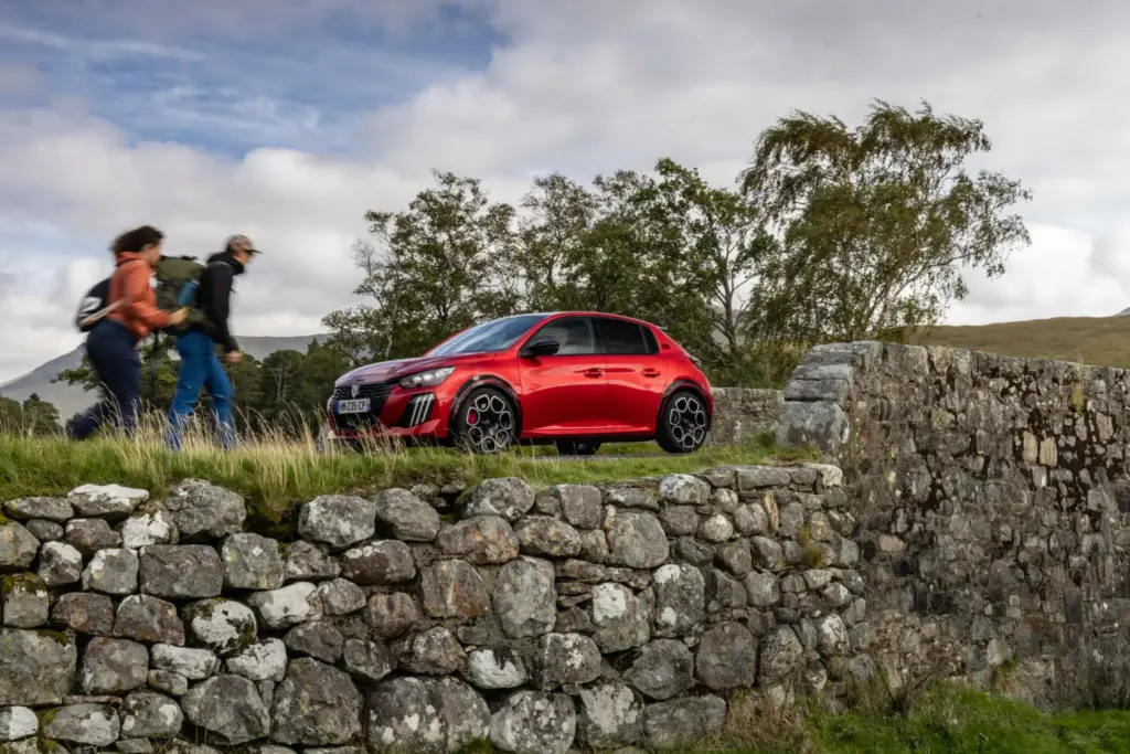 Primera prueba del Peugeot E-208 GTi: Lo mejor, para el final 7 Motor16 Peugeot E 208 GTi Elixir Red primera prueba 8 Motor16