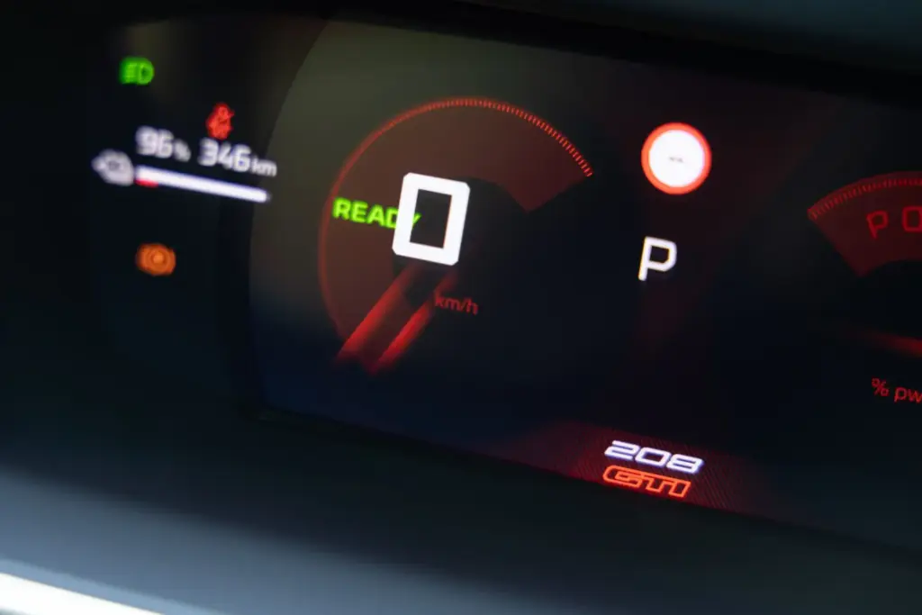 Primera prueba del Peugeot E-208 GTi: Lo mejor, para el final 82 Motor16 Peugeot E 208 GTi Elixir Red primera prueba 87 Motor16