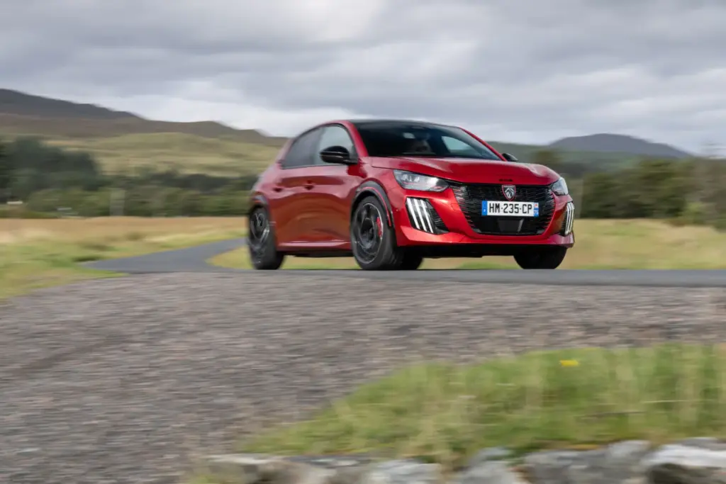 Primera prueba del Peugeot E-208 GTi: Lo mejor, para el final 8 Motor16 Peugeot E 208 GTi Elixir Red primera prueba 9 Motor16