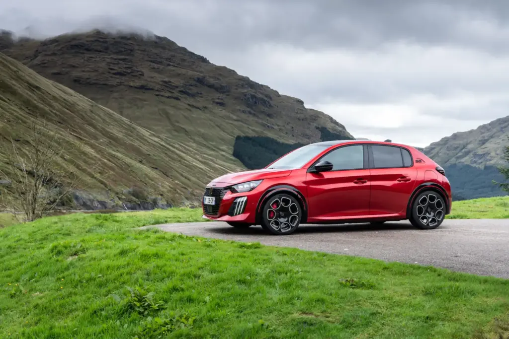 Primera prueba del Peugeot E-208 GTi: Lo mejor, para el final 86 Motor16 Peugeot E 208 GTi Elixir Red primera prueba 91 Motor16