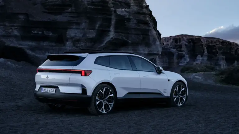 El Polestar 4 SUV 2027 alcanza 630 km de autonomía, suma una versión de 536 CV y elimina el polémico techo sin luneta