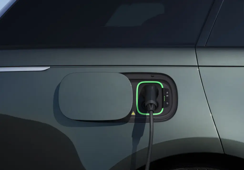 Primer contacto con el Range Rover Electric: En busca de la supremacía 4x4 eléctrica 16 Motor16 RANGE ROVER ELECTRIC CHARGING 02 09 26 Motor16