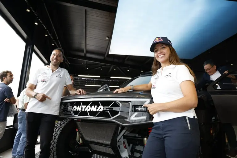 Santana estrena su nueva imagen de marca, con la piloto Cristina Gutiérrez como fichaje estrella