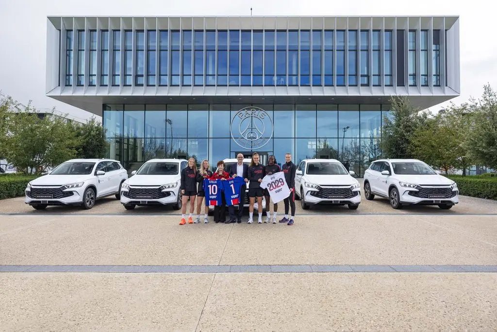 BYD da un paso más en su alianza con el París Saint-Germain: el equipo femenino estrena coches eléctricos 3 Motor16 París Saint-Germain, Stella Li