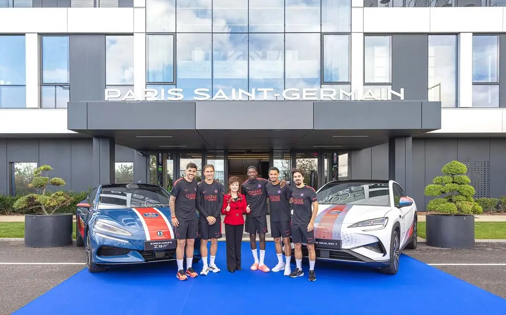 BYD da un paso más en su alianza con el París Saint-Germain: el equipo femenino estrena coches eléctricos 2 Motor16 París Saint-Germain, Stella Li