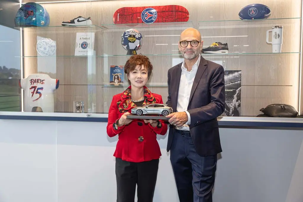 BYD da un paso más en su alianza con el París Saint-Germain: el equipo femenino estrena coches eléctricos 4 Motor16 París Saint-Germain, Stella Li, Victoriano Melero