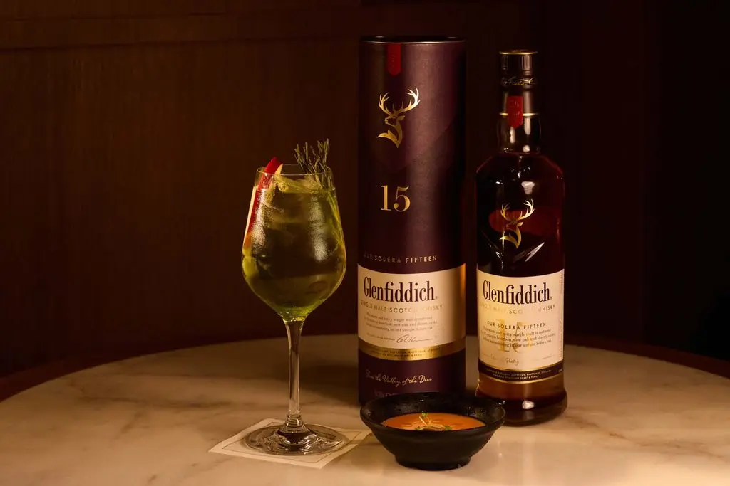 La emoción de la F1 sale fuera del circuito: la experiencia exclusiva de Glenfiddich y Aston Martin en Madrid con un viaje en juego 2 Motor16 The Racer's Lounge, Glenfiddich y Aston Martin Formula One™