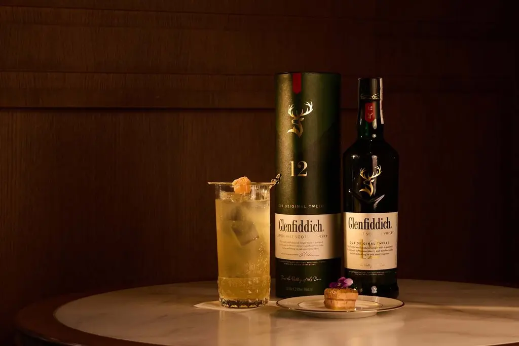 La emoción de la F1 sale fuera del circuito: la experiencia exclusiva de Glenfiddich y Aston Martin en Madrid con un viaje en juego 4 Motor16 The Racer's Lounge, Glenfiddich y Aston Martin Formula One™